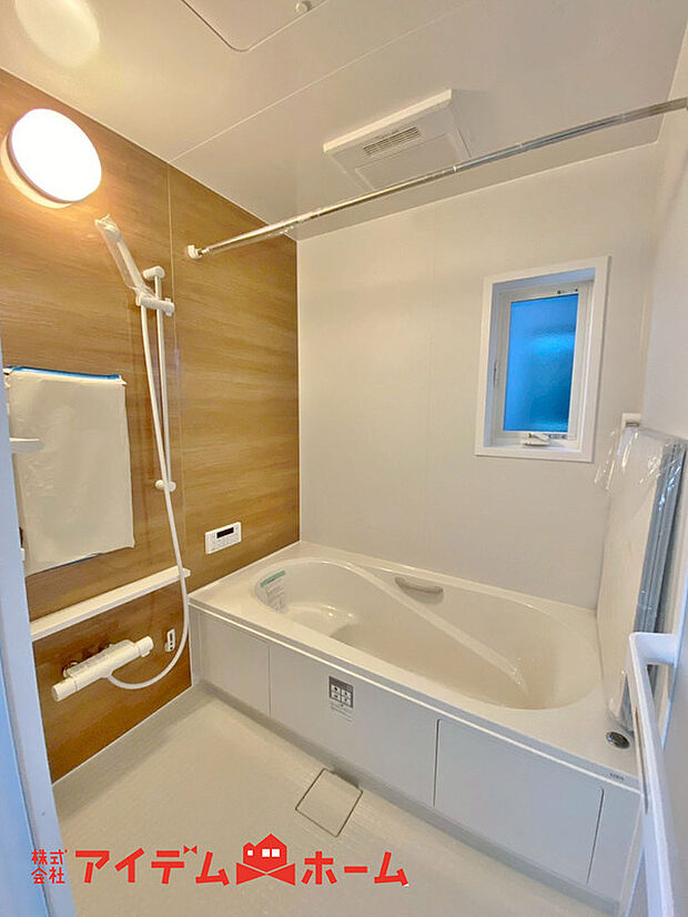 【浴室】賃貸にはない、1坪タイプのバスルーム。ゆったり足が伸ばせるので、毎日の疲れを癒やすバスタイムを実現。ご家族みんなでも入れますね。浴室換気乾燥機付きで浴室内干しも可能!