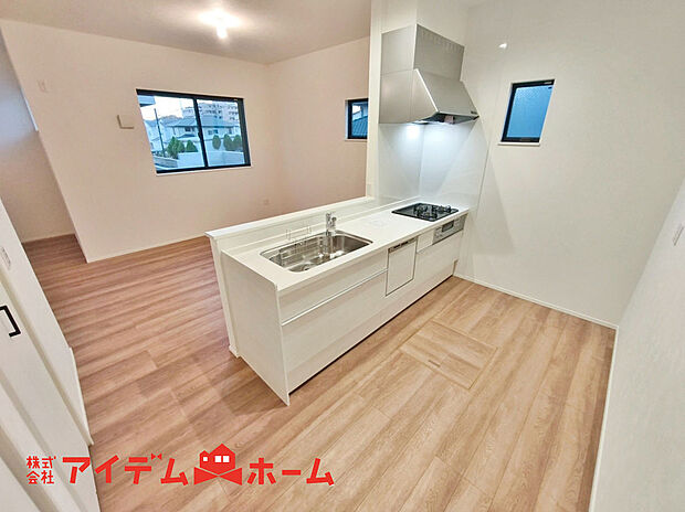 【キッチン】本を読みながら料理をしたり、家族とコミュニケーションを取りながら家事をしたり。毎日使い、案外長い時間を過ごす場所だからこそ妥協したくない部分ですね。