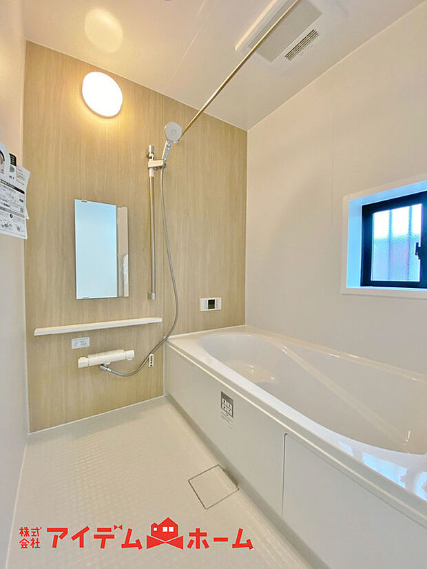 【浴室】賃貸にはない、1坪タイプのバスルーム。ゆったり足が伸ばせるので、毎日の疲れを癒やすバスタイムを実現。ご家族みんなでも入れますね。浴室換気乾燥機付きで浴室内干しも可能！
