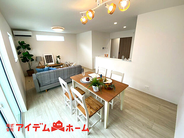 【リビング】ここにはみんなが集い、食事と楽しい会話が始まる。話に夢中になりすぎて、ついつい時を忘れてしまう。そんな束の間の幸せを感じさせてくれる場所。