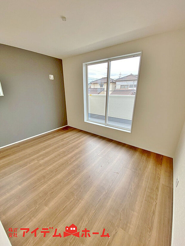 【洋室】大きな窓からたっぷりの日差しが降り注ぐ明るい室内です。気持ちの良い朝日を受けて、目覚めの良い健康的な朝を迎えられそうです。 