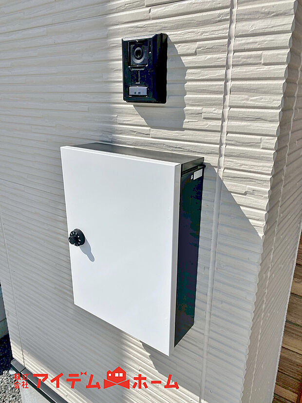 【宅配ボックス】不在時でも荷物が受け取れるため、受け取りが困難な世帯や、直接業者と顔を合わせずに済みます。
