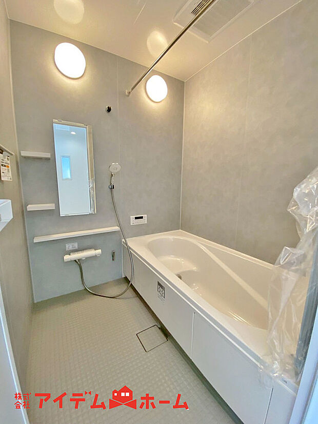 【浴室】賃貸にはない、1坪タイプのバスルーム。ゆったり足が伸ばせるので、毎日の疲れを癒やすバスタイムを実現。ご家族みんなでも入れますね。浴室換気乾燥機付きで浴室内干しも可能!