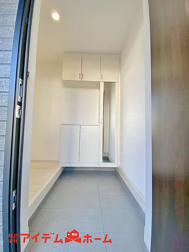 【玄関】住まう人も来客も入った時にワクワクさせてくれるオシャレな玄関。収納もたっぷりあるので、靴がたくさんあっても安心!気持ちの良い朝は、毎日ここからスタートしていきます。