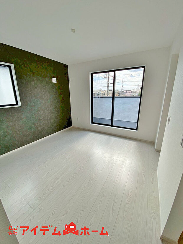 【洋室】大きな窓からたっぷりの日差しが降り注ぐ明るい室内です。気持ちの良い朝日を受けて、目覚めの良い健康的な朝を迎えられそうです。