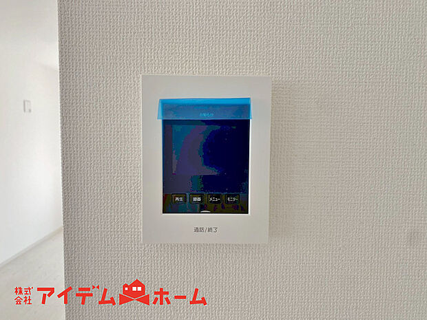 【モニターインターホン】外出中も来訪者をカラー画面で録画します。在宅時にも鮮明なモニターでしっかり相手を確認できます。