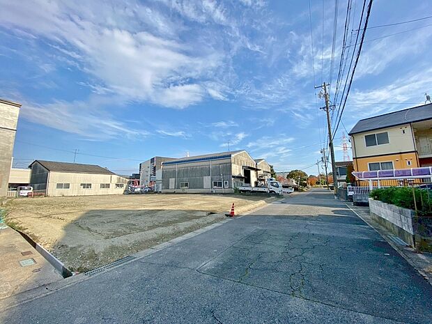 【前面道路】〇●前面道路(撮影2025年11月)●〇
モデル案内も承ります!
アイデムホーム南店は緑区役所から徒歩2分!
水曜日も営業しております!