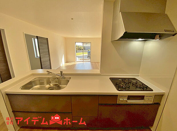 【キッチン】本を読みながら料理をしたり、家族とコミュニケーションを取りながら家事をしたり。毎日使い、案外長い時間を過ごす場所だからこそ妥協したくない部分ですね。