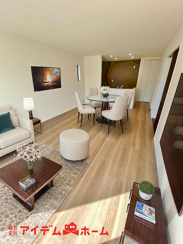 【リビング】ここにはみんなが集い、食事と楽しい会話が始まる。話に夢中になりすぎて、ついつい時を忘れてしまう。そんな束の間の幸せを感じさせてくれる場所。