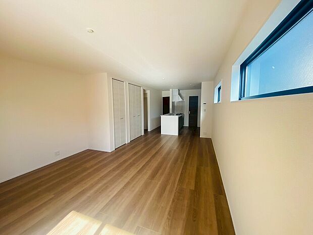 【リビング】南側から明るい日差しをたっぷり取り込めるリビングです♪