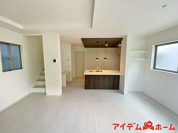 【リビング】南側から明るい日差しをたっぷり取り込めるリビングです♪