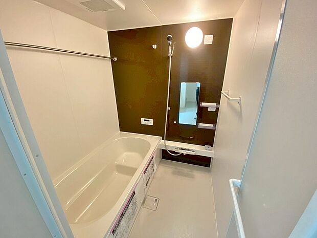 【浴室】足を伸ばしてゆったりとリラックスできる広々バスタブ♪親子のコミュニケーションもとれます！