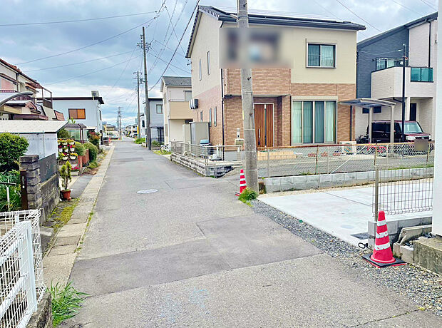【前面道路】休日、平日問わずお気軽にお問合わせ下さいませ。