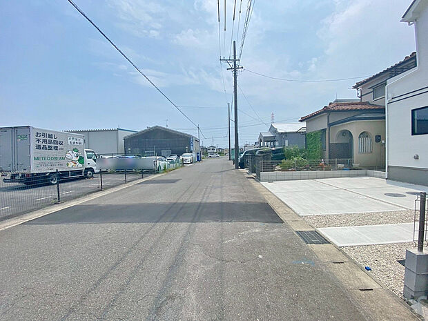 【前面道路】休日、平日問わずお気軽にお問合せください。年末年始以外毎日営業中♪