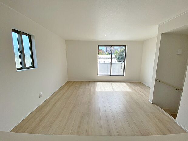 【リビング】南側から明るい日差しをたっぷり取り込めるリビングです♪※家具設置イメージです！