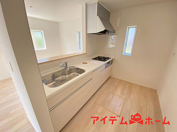 【キッチン】料理をしながら会話が楽しめる対面キッチン！リビングで遊ぶお子様の様子も見えるので安心です♪