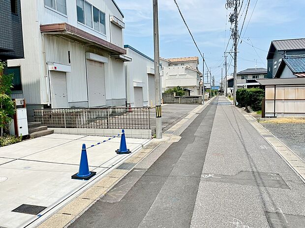 【前面道路】休日、平日問わずお気軽にお問合わせ下さいませ。