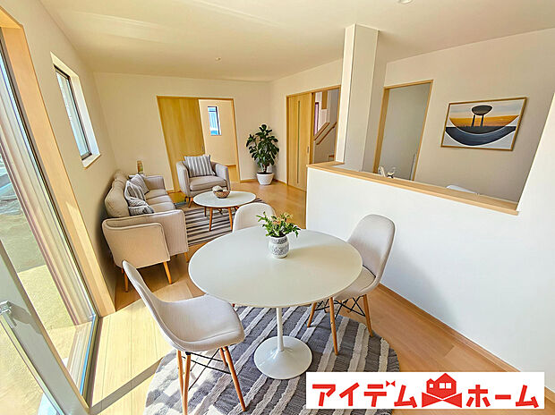 【リビング】南側から明るい日差しをたっぷり取り込めるリビングです♪