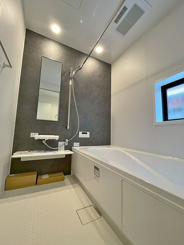 【浴室】足を伸ばしてゆったりとリラックスできる広々バスタブ♪親子のコミュニケーションもとれます!