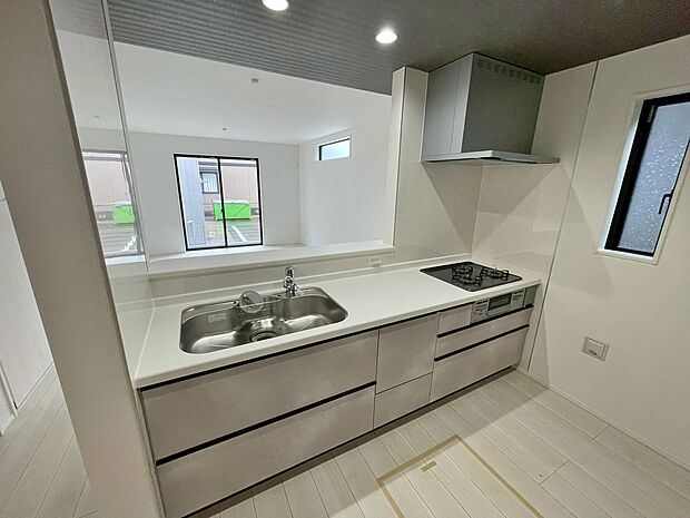 【キッチン】料理をしながら会話が楽しめる対面キッチン!リビングで遊ぶお子様の様子も見えるので安心です♪