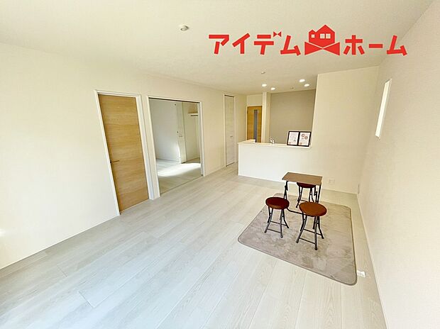 【リビング】南側から明るい日差しをたっぷり取り込めるリビングです♪