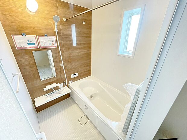 【浴室】足を伸ばしてゆったりとリラックスできる広々バスタブ♪親子のコミュニケーションもとれます!