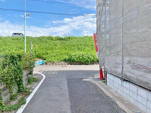 【北側道路】休日、平日問わずお気軽にお問合せください。年末年始以外毎日営業中♪