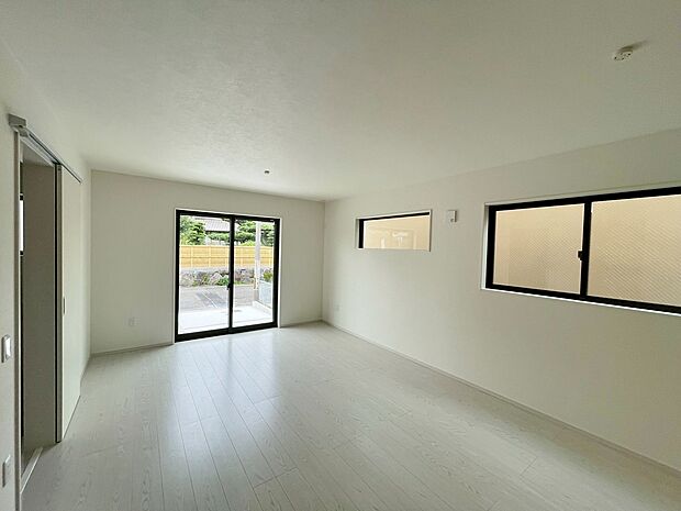 【リビング】南側から明るい日差しをたっぷり取り込めるリビングです♪