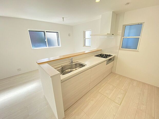 【キッチン】料理をしながら会話が楽しめる対面キッチン!リビングで遊ぶお子様の様子も見えるので安心です♪