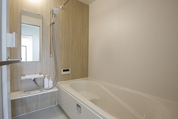 【バス】足を伸ばしてゆったりとリラックスできる広々バスタブ♪