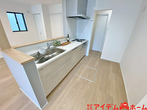 【キッチン】料理をしながら会話が楽しめる対面キッチン!リビングで遊ぶお子様の様子も見えるので安心です♪