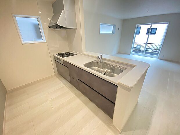 【キッチン】料理をしながら会話が楽しめる対面キッチン！リビングで遊ぶお子様の様子も見えるので安心です♪