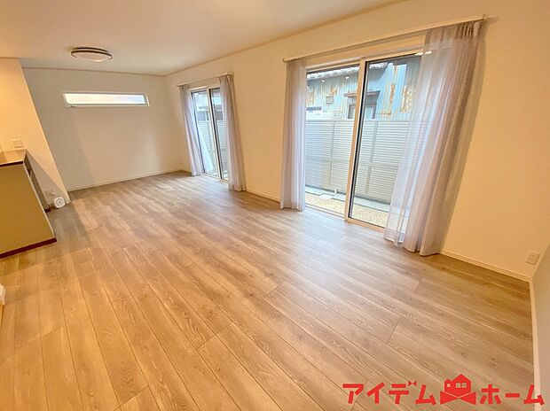 【リビング】南側から明るい日差しをたっぷり取り込めるリビングです♪