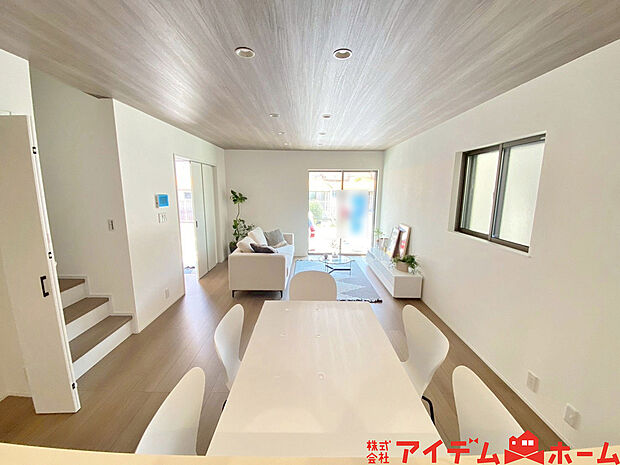 【リビング】南側から明るい日差しをたっぷり取り込めるリビングです♪