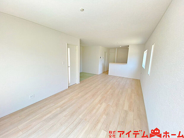 【リビング】南側から明るい日差しをたっぷり取り込めるリビングです♪