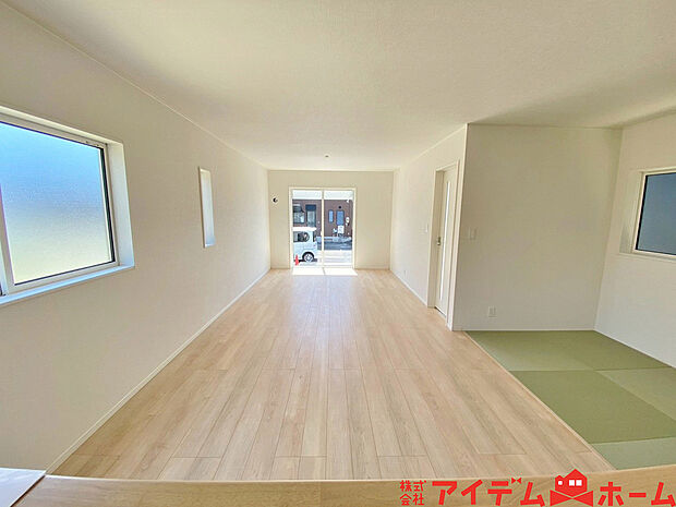 【リビング】南側から明るい日差しをたっぷり取り込めるリビングです♪