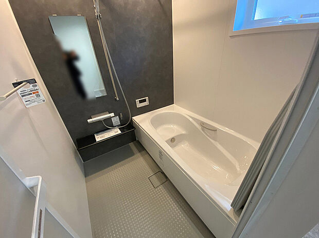 【浴室】足を伸ばしてゆったりとリラックスできる広々バスタブ♪親子のコミュニケーションもとれます！