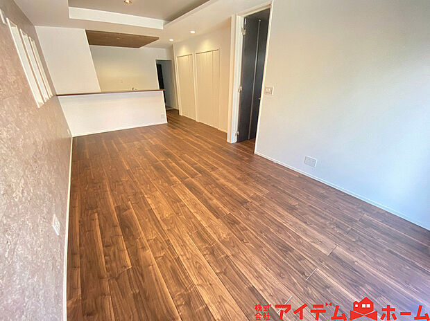 【リビング】南側から明るい日差しをたっぷり取り込めるリビングです♪