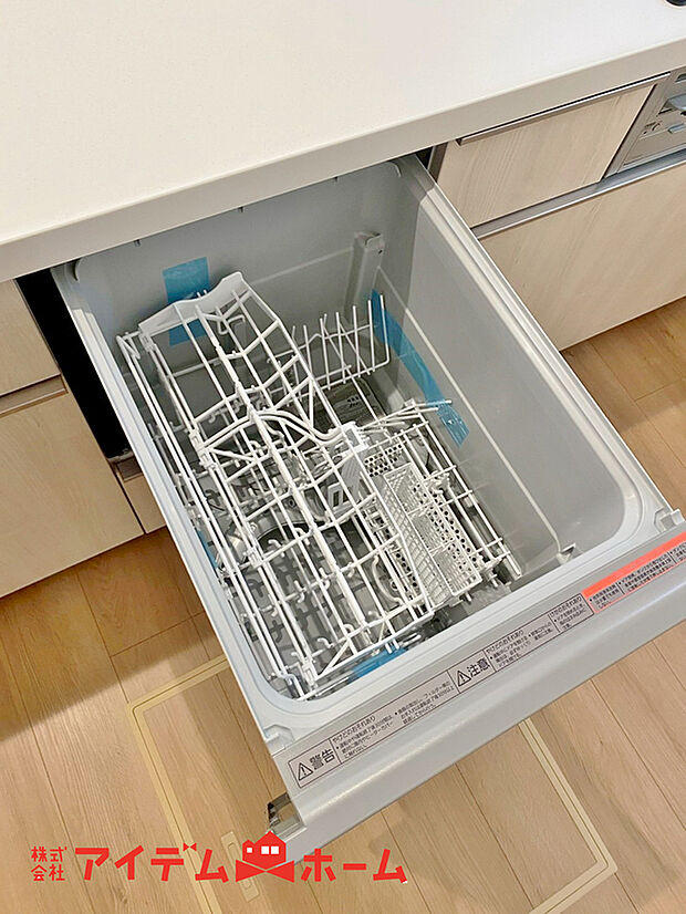 【2号棟　食器洗乾燥機】手間・時間をかけず、効率よく食器類を洗浄♪家事の時間を大幅に短縮出来ます。
かつ節水効果にも優れた食洗機を標準装備。スライド式なので場所も取りません。