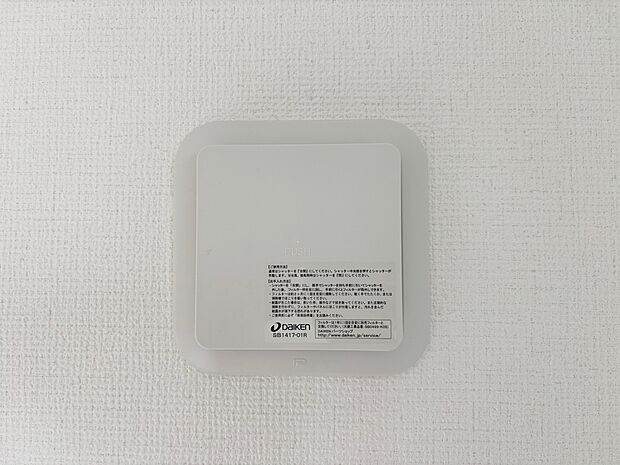 【同仕様写真 24時間換気システム】お部屋の中の空気を24時間循環・換気するシステムです。
きれいな空気を取り入れることができ、カビを発生させる結露や湿気を防ぐことに役立ちます。