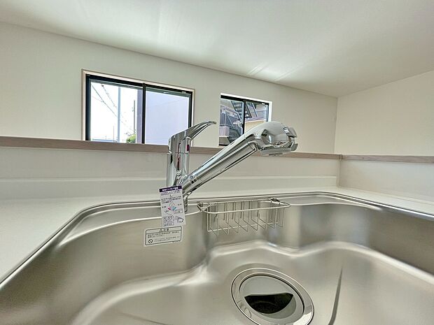 【同仕様写真　浄水器内蔵型水栓】しっかりと塩素を除去。毎日おいしいお水を楽しめます。
塩素によるお野菜のビタミン破壊も抑止出来ます。
