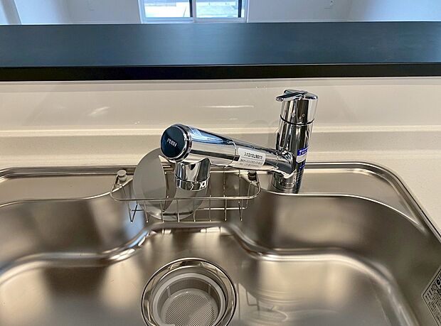 【同仕様写真　浄水器内蔵型水栓】しっかりと塩素を除去。毎日おいしいお水を楽しめます。
塩素によるお野菜のビタミン破壊も抑止出来ます。
