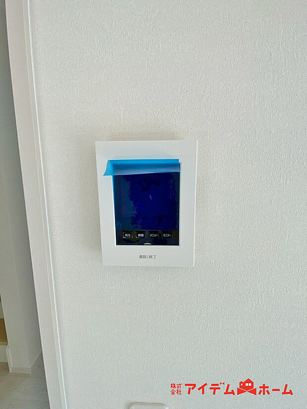 【同仕様写真　ＴＶモニター付インターホン】奥様やお子さんのみの在宅も安心。ボタンひとつで通話が可能です。突然の来訪も時間帯に関係なく鮮明な画像で確認することが出来ます。
