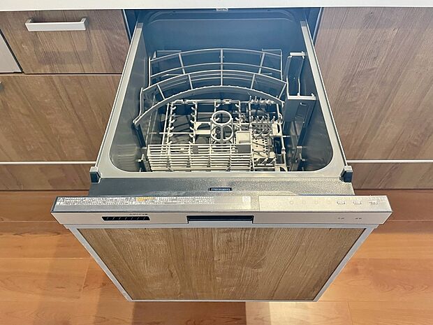 【食器洗乾燥機】食器洗乾燥機付きなので手間・時間をかけず、効率よく食器類を洗浄♪家事の時間を大幅に短縮出来ます。
かつ節水効果にも優れており、スライド式なので場所も取りません。