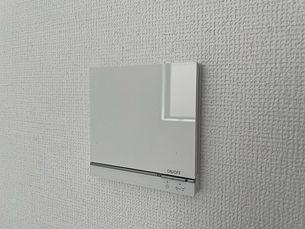 【床暖房】足元からじんわりとお部屋を温めてくれます。
空気を汚すことがないので衛生的で乾燥もないので快適に過ごすことが出来ます。
場所も取らないので器具が邪魔になることもありません。