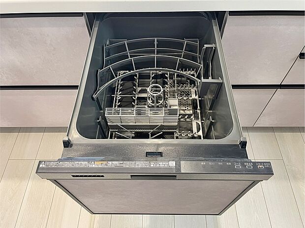 【食器洗乾燥機】食器洗乾燥機付きなので手間・時間をかけず、効率よく食器類を洗浄♪家事の時間を大幅に短縮出来ます。
かつ節水効果にも優れており、スライド式なので場所も取りません。

