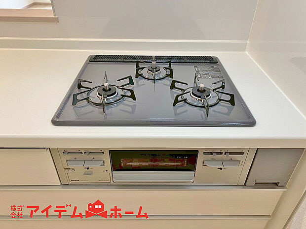 【■B号棟■　3口コンロ】忙しい時でも効率よく同時に料理ができる3口コンロ仕様です

