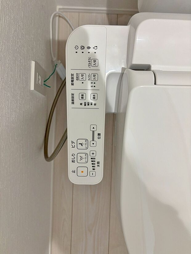 【■2号棟■ 温水洗浄便座】温水での洗浄機能がついておりますので清潔かつ衛生面も安心です。