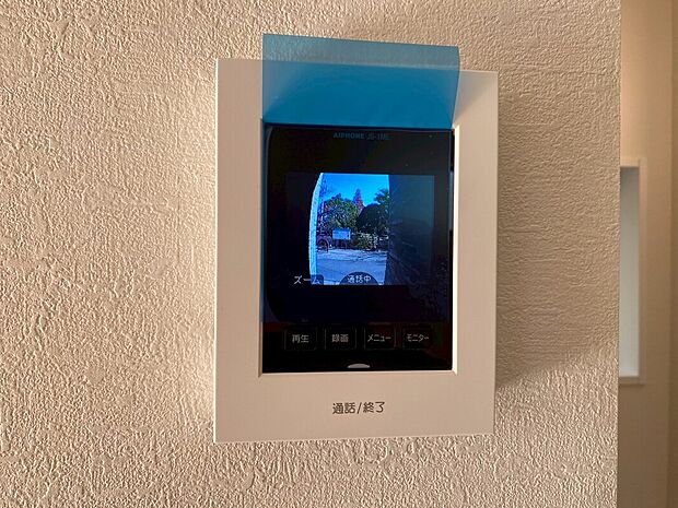 【■2号棟■ TVモニター付インターフォン】奥様やお子さんのみの在宅も安心。ボタンひとつで通話が可能です。
突然の来訪も時間帯に関係なく鮮明な画像で確認することが出来ます。