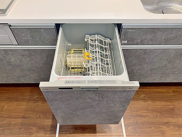 【食器洗乾燥機】手間・時間をかけず、効率よく食器類を洗浄♪家事の時間を大幅に短縮出来ます。
かつ節水効果にも優れた食洗機を標準装備。スライド式なので場所も取りません。